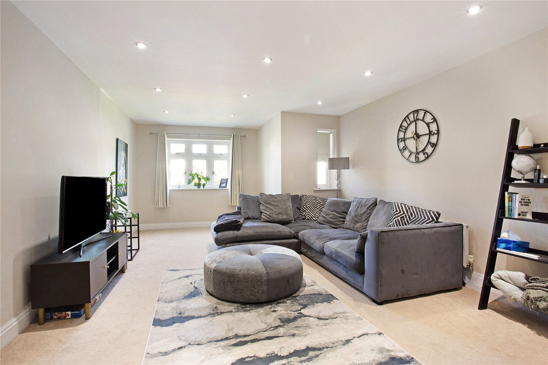 Flat Pound Farm Close in Elmbridge