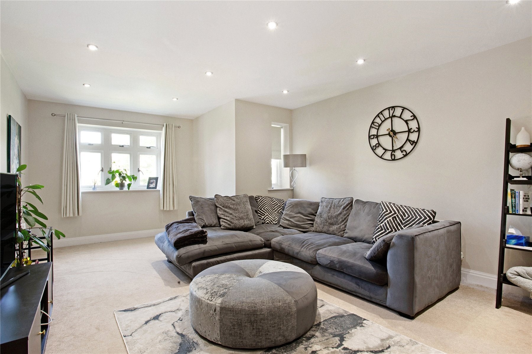 Flat Pound Farm Close in Elmbridge