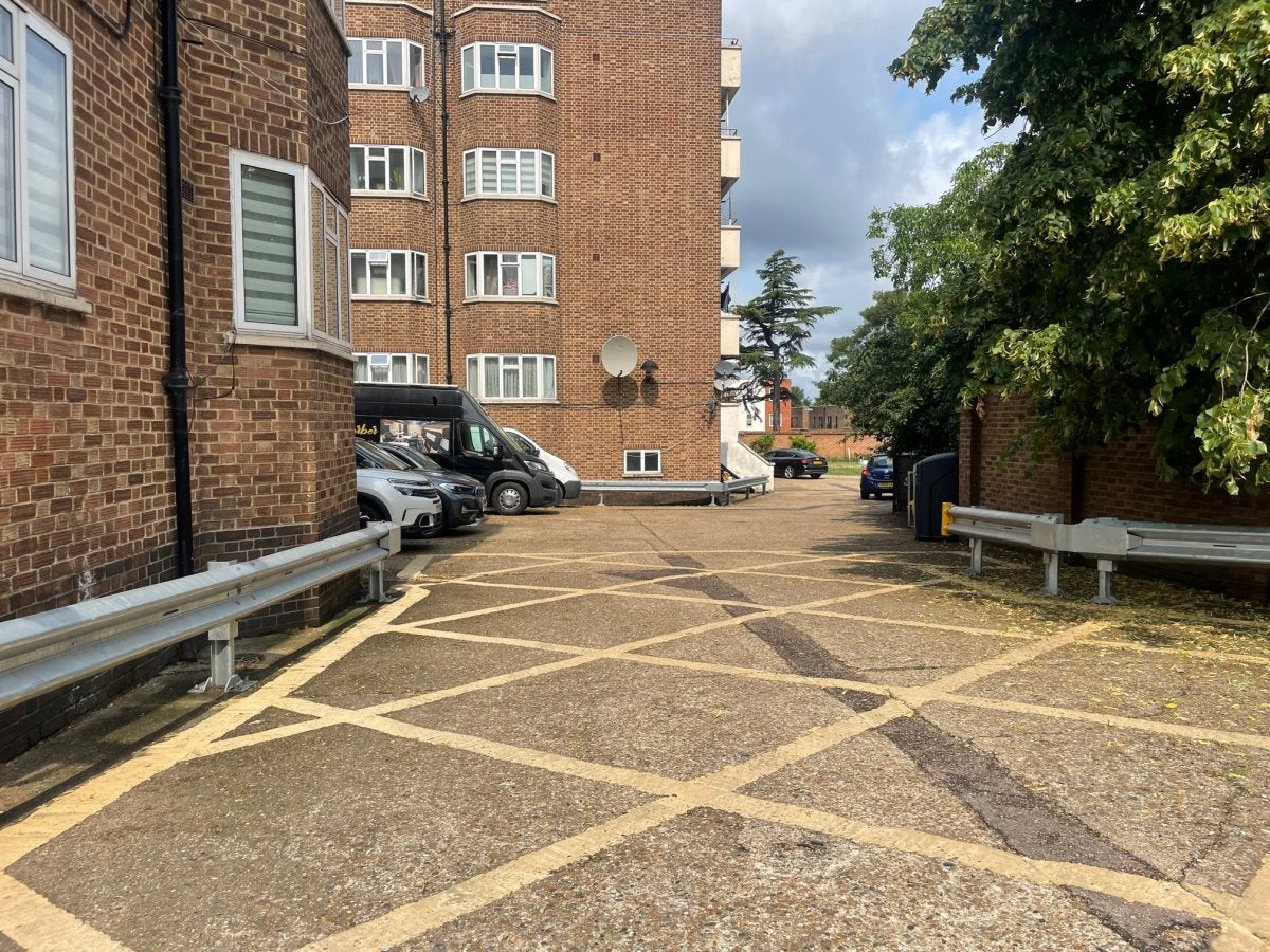 Flat Bounds Green Road in Greater London