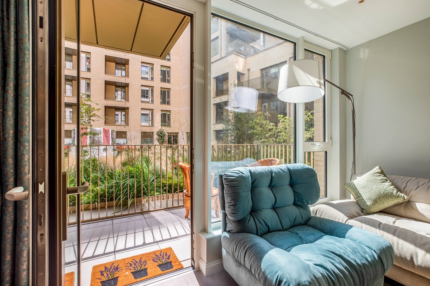 Flat Kennington Lane in Greater London