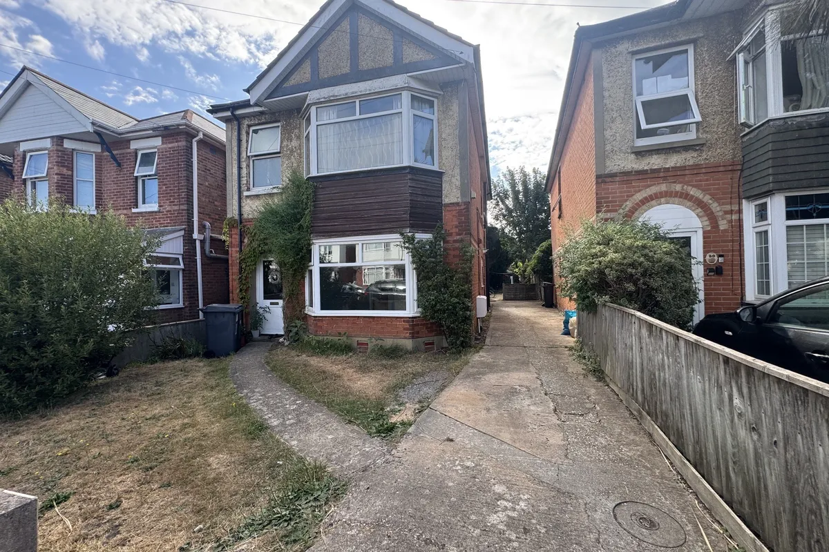 Flat Edgehill Road in Bournemouth