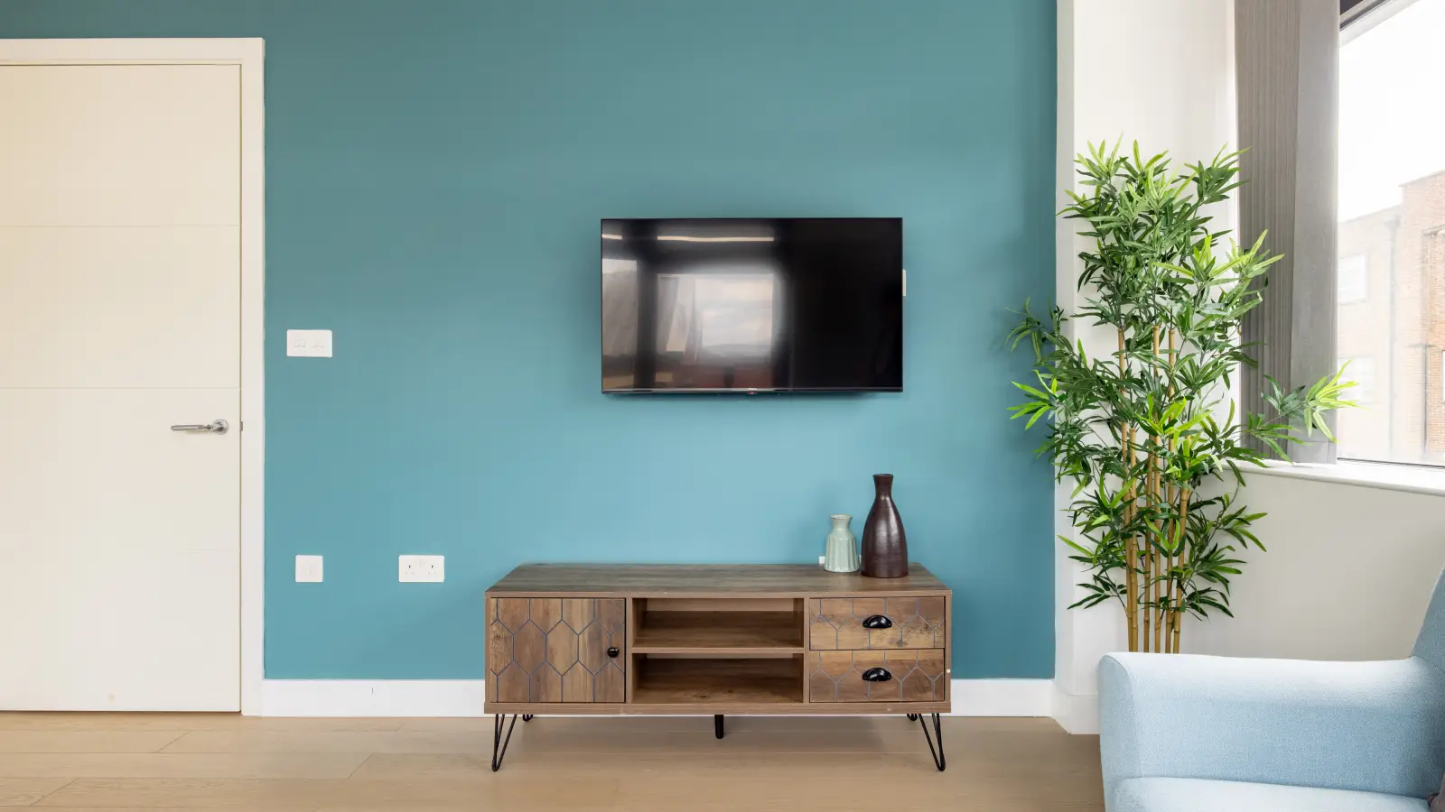 Flat Harlequin Avenue in Greater London