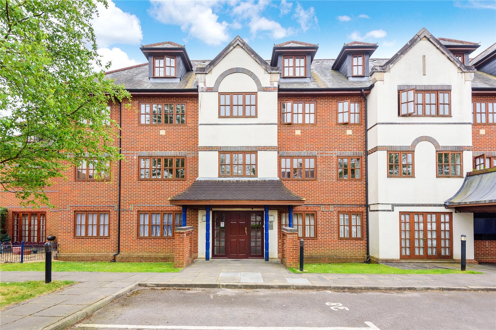 Flat Meadrow in Waverley