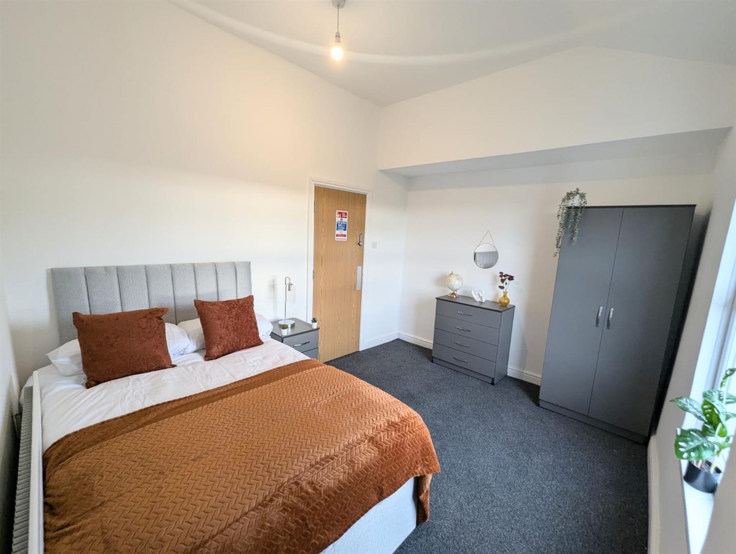 Room Cleveland Street in Stoke-on-Trent