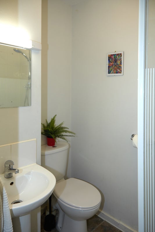Room Commercial Street in Greater London