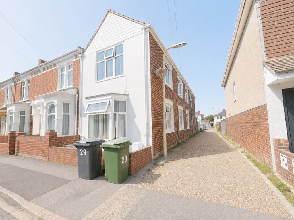 Room Freemantle Road in Gosport
