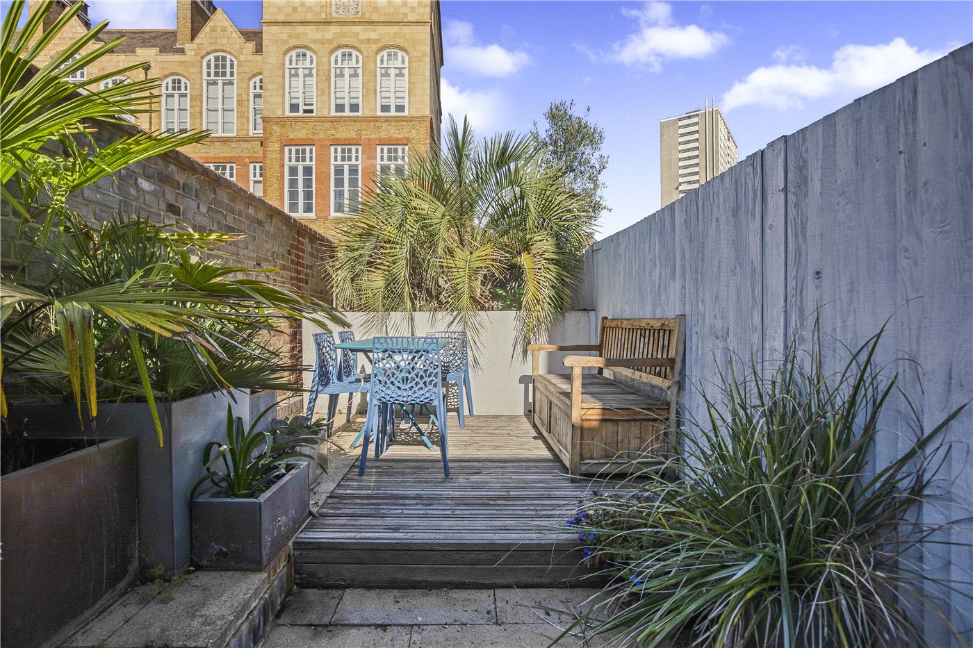 House Kingsway Place in Greater London
