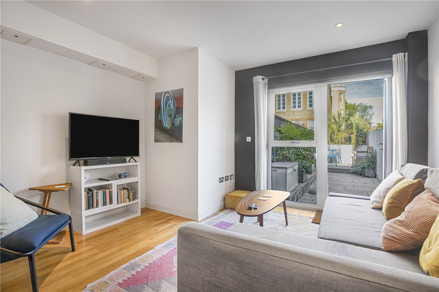 House Kingsway Place in Greater London