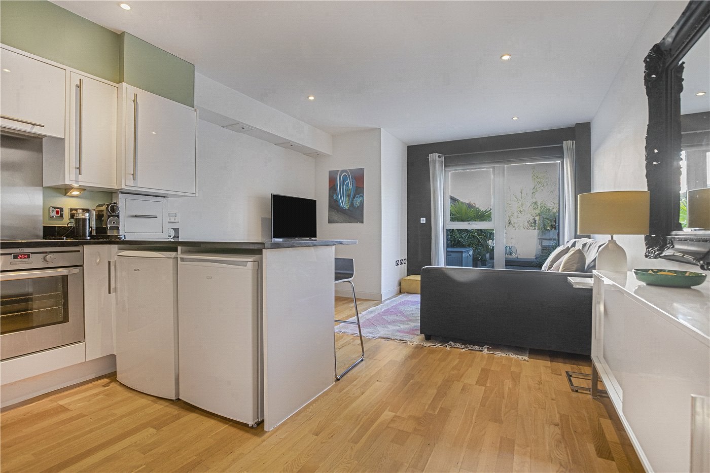 House Kingsway Place in Greater London