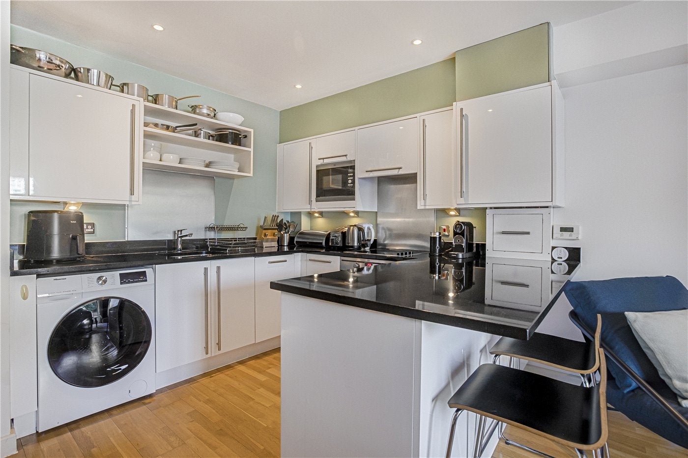 House Kingsway Place in Greater London