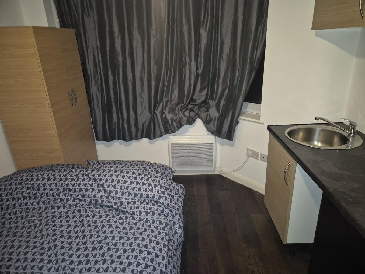 Room Toorack Road in Greater London