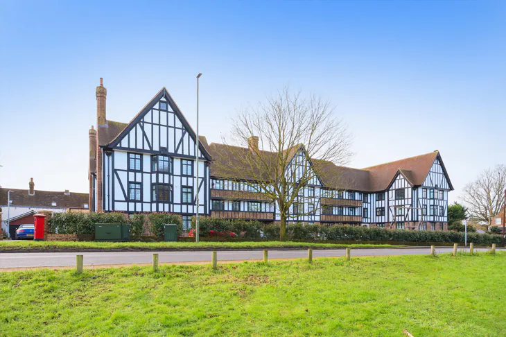 Flat Lammas Lane in Elmbridge