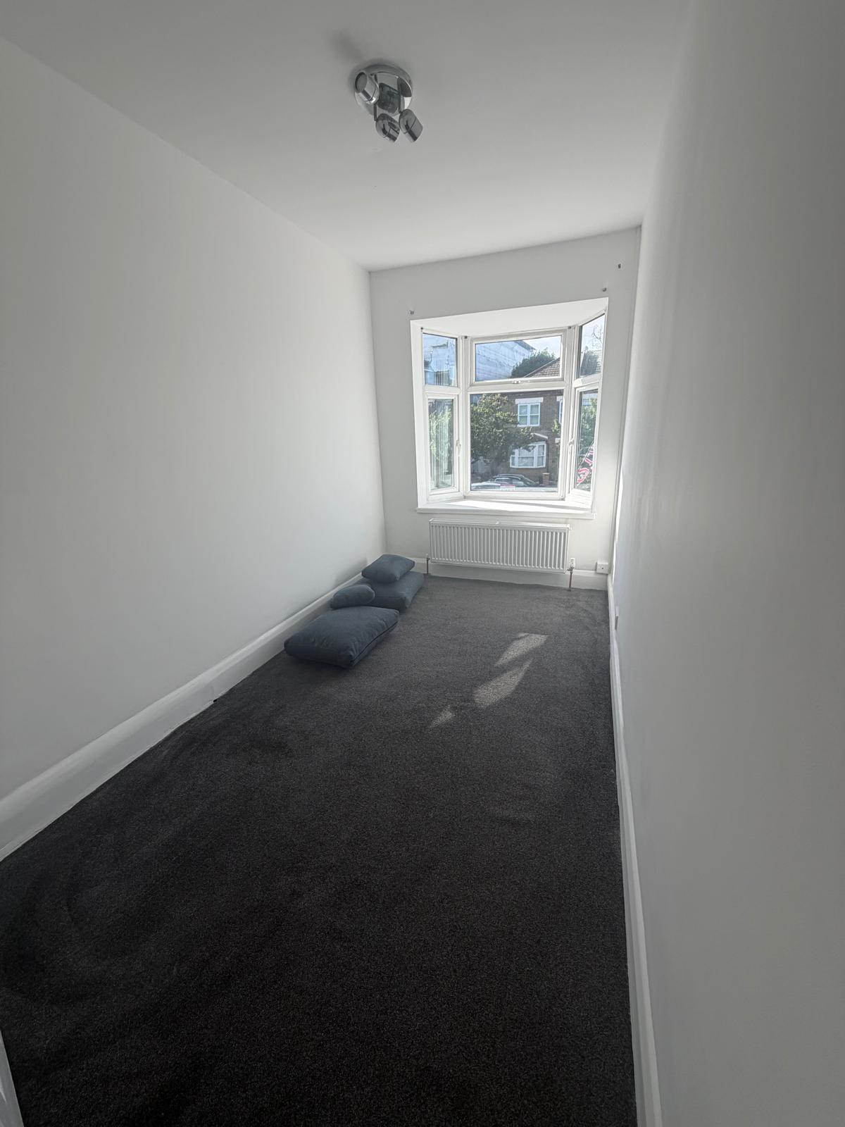 Flat Chigwell Road in Greater London