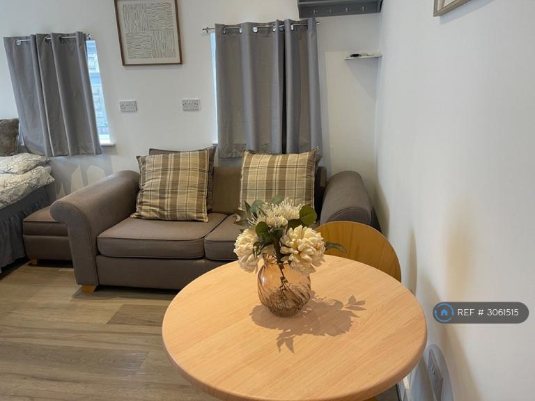 Room Lonsdale Avenue in Portsmouth