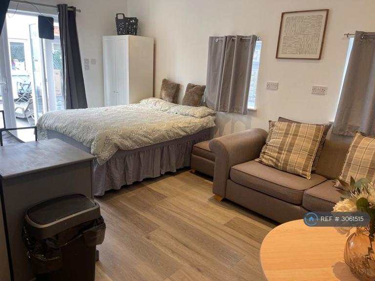 Room Lonsdale Avenue in Portsmouth