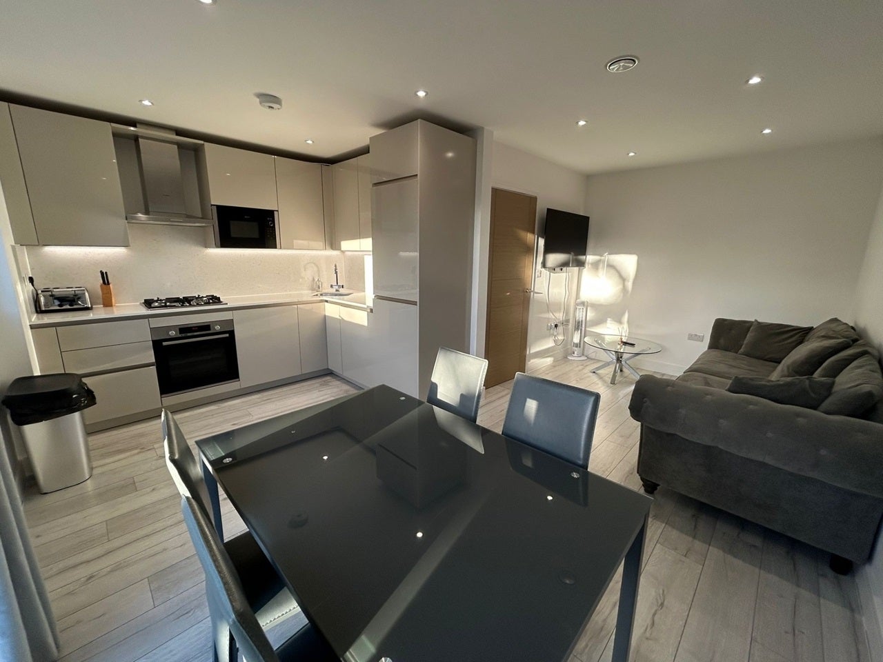 Flat Queens Walk in Greater London