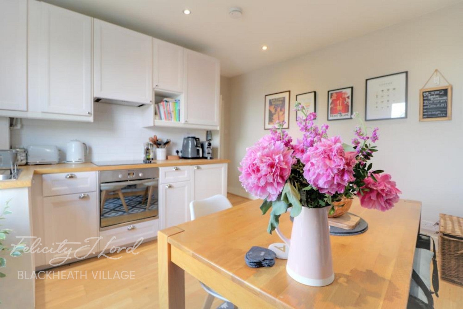 Flat Kirkside Road in Greater London