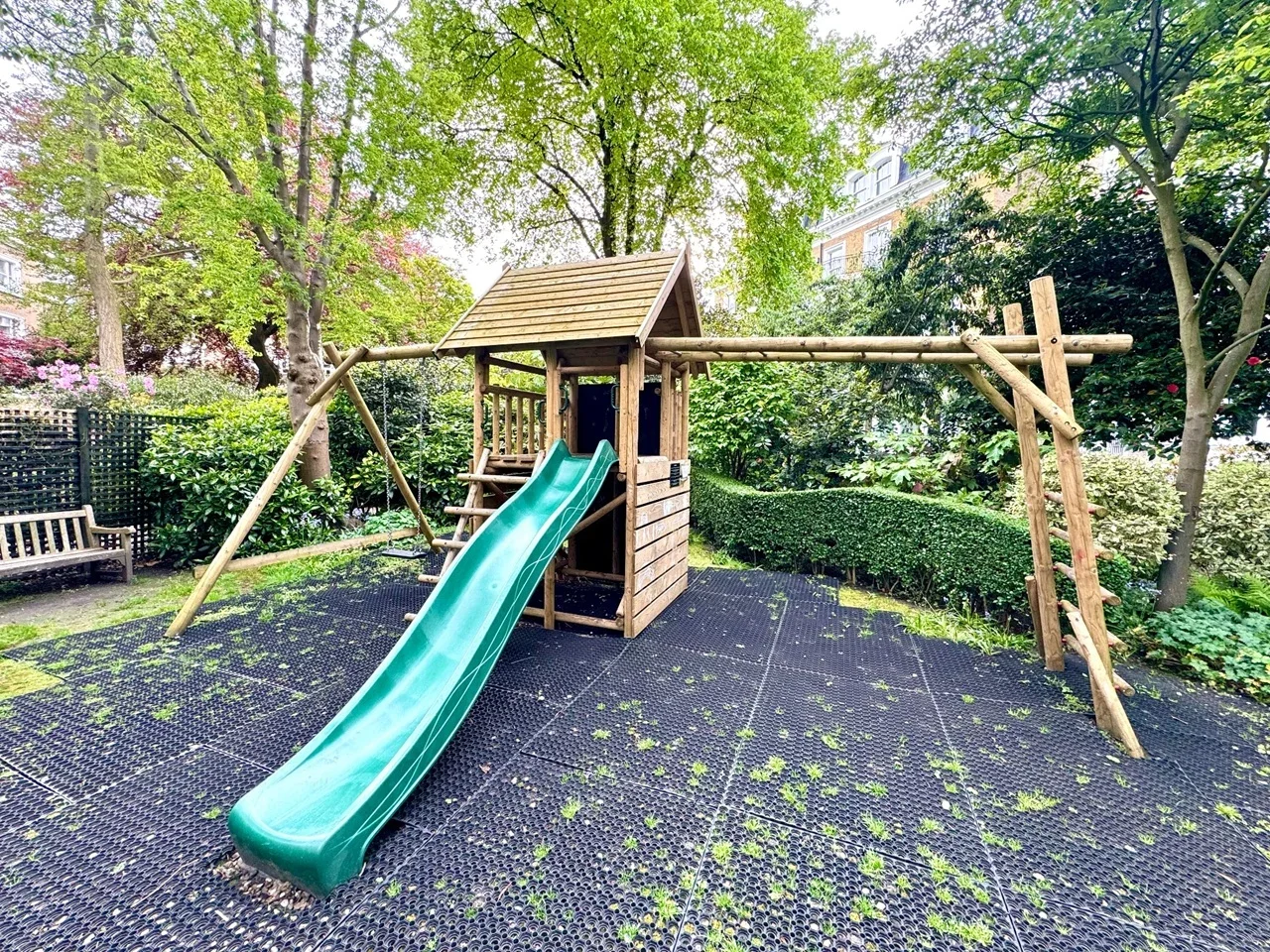 Flat Gledhow Gardens in Greater London