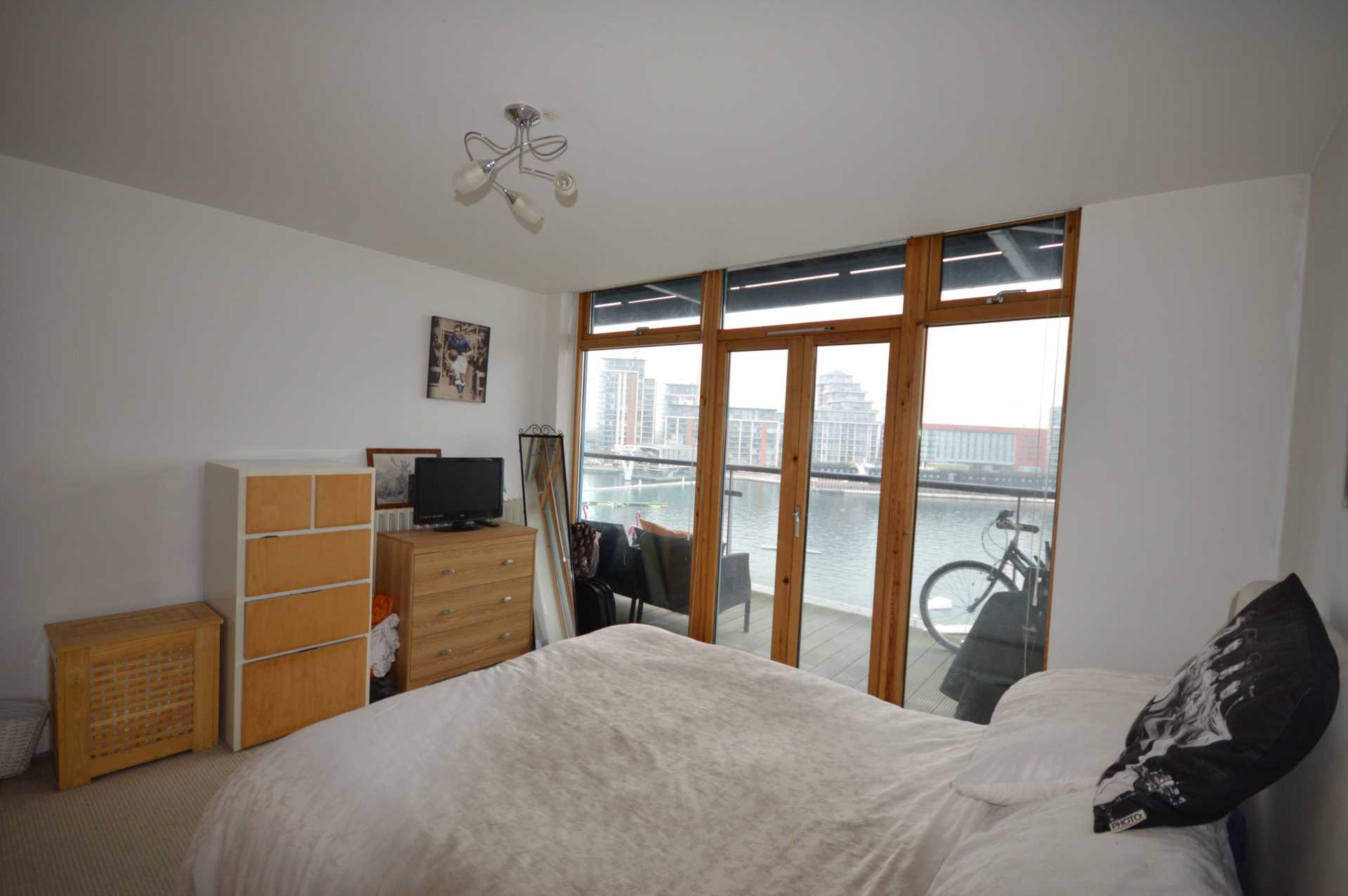 Flat Hanover Avenue in Greater London