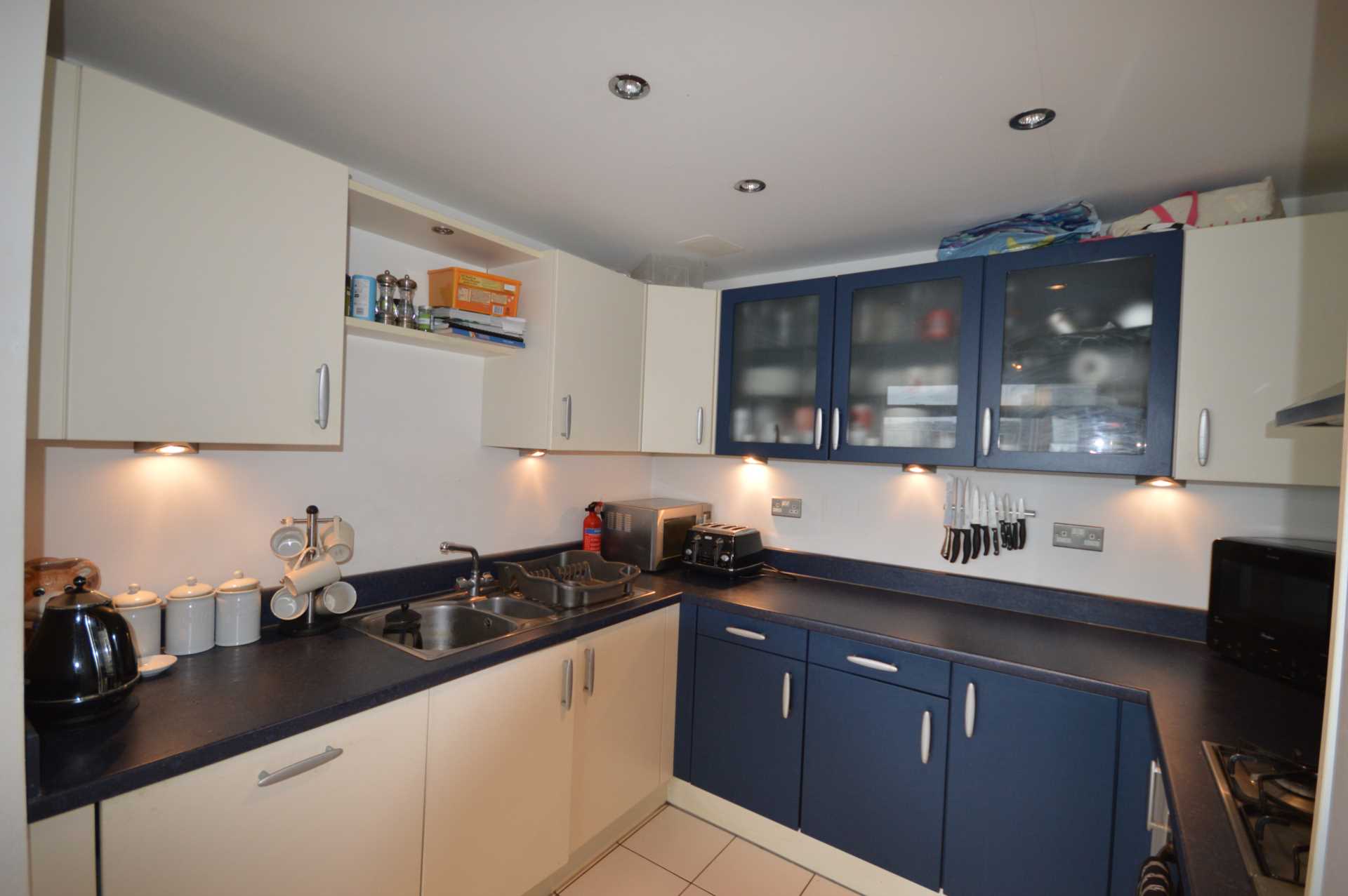 Flat Hanover Avenue in Greater London