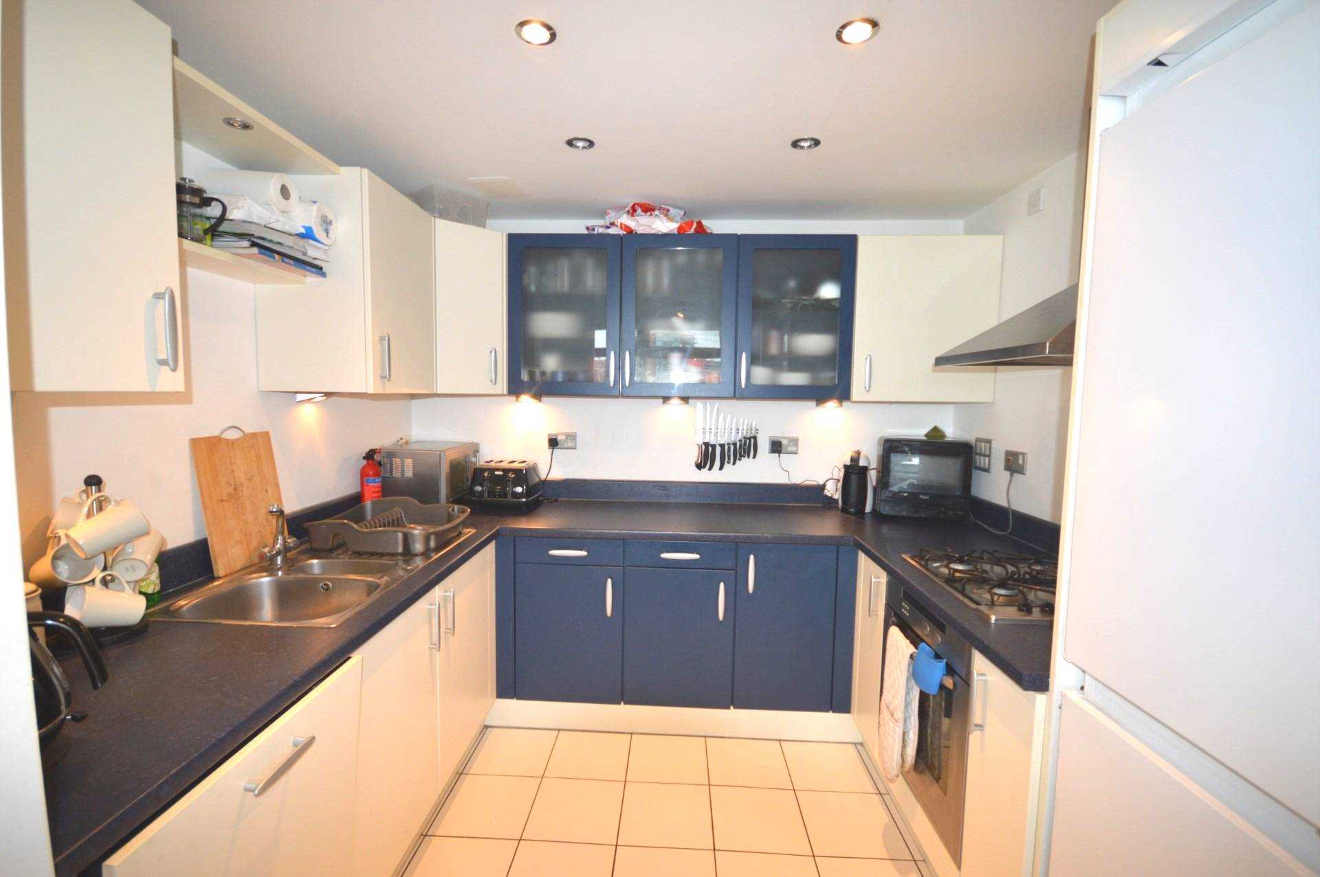 Flat Hanover Avenue in Greater London