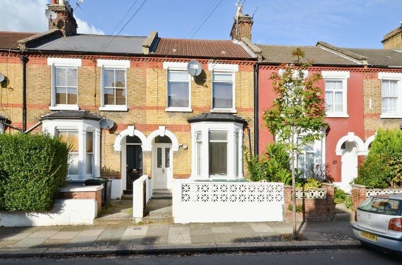Flat Montague Road in Greater London