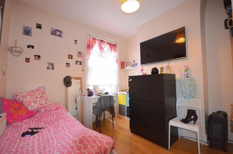 Flat Montague Road in Greater London
