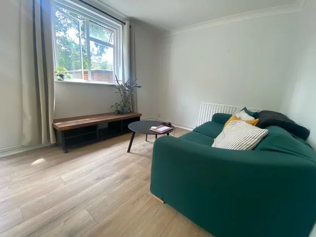 Flat Bromfelde Road in Greater London