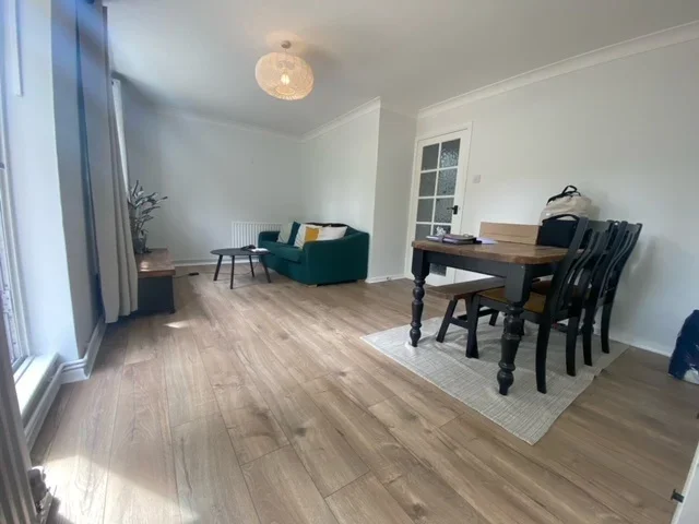 Flat Bromfelde Road in Greater London