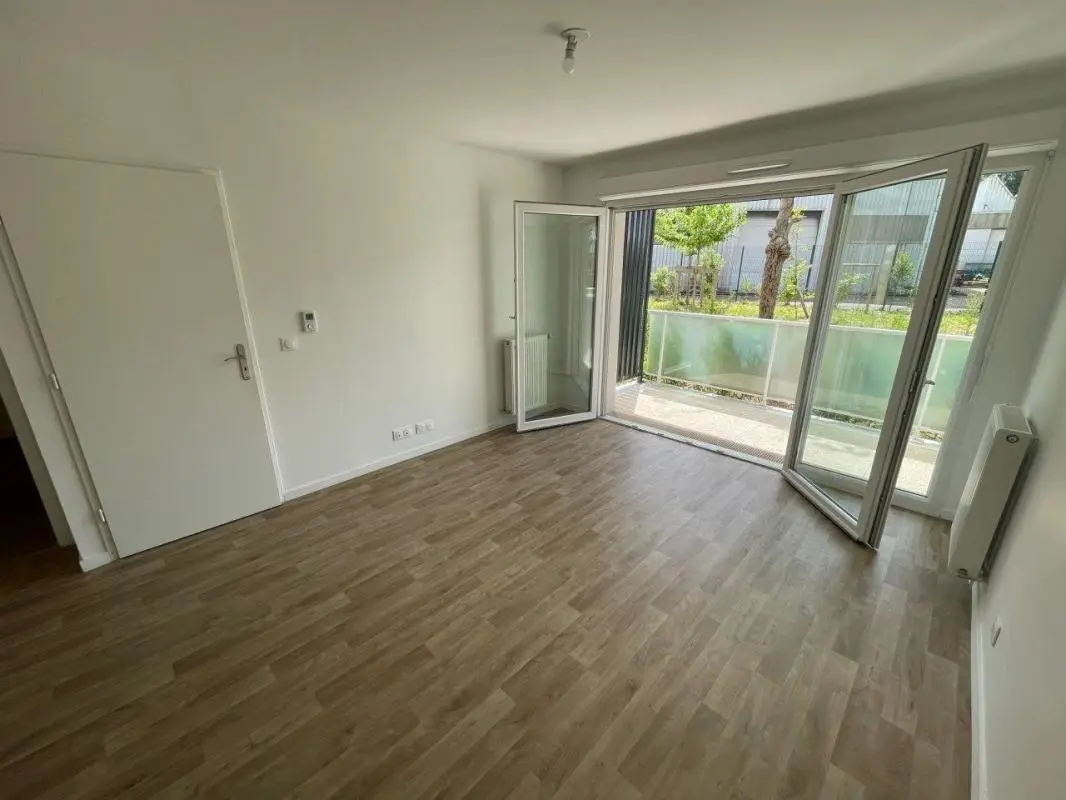 Flat Avenue du Professeur Émile Sergent in Épône