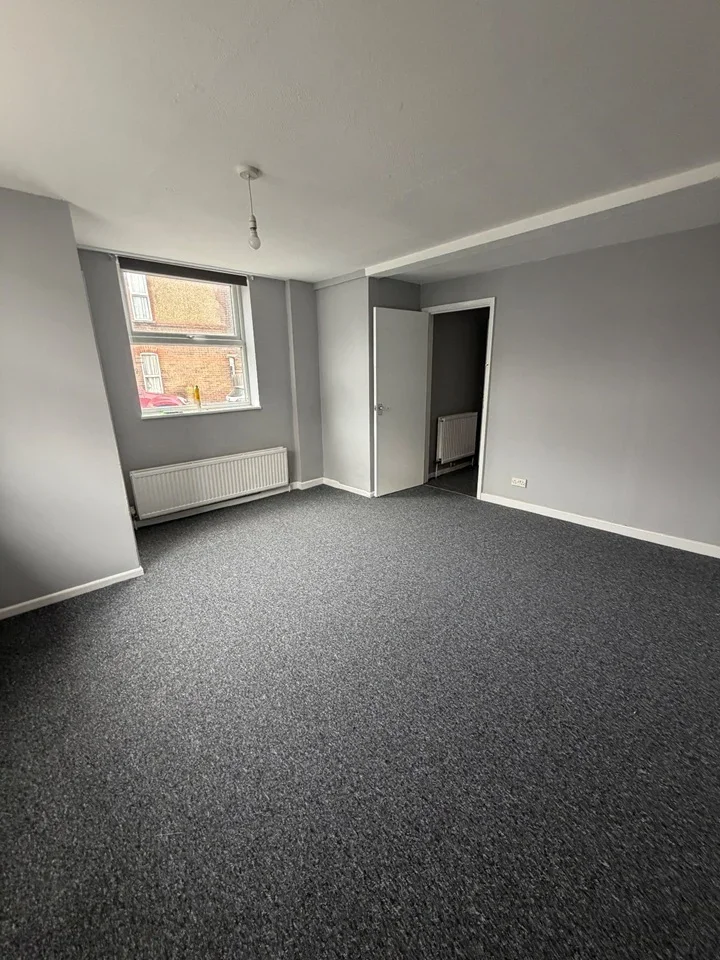 Flat Maple Road West in Luton