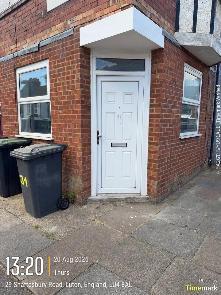 Flat Maple Road West in Luton