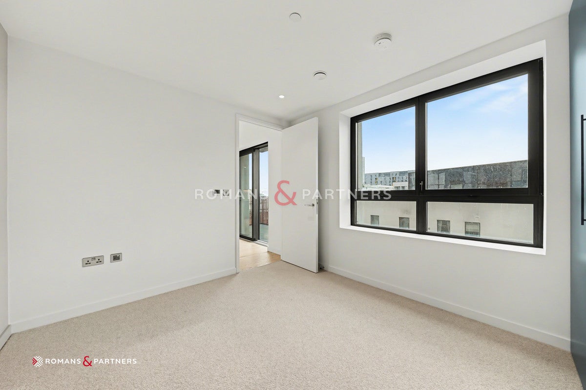 Flat Chandlers Avenue in Greater London