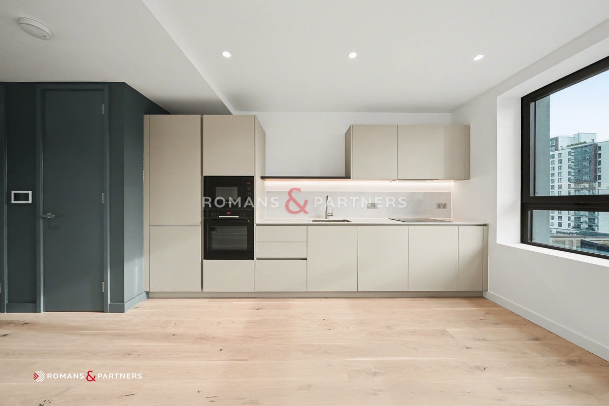 Flat Chandlers Avenue in Greater London