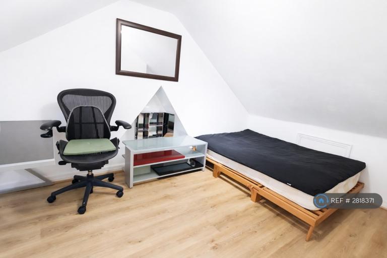 Room Sunningfields Road in Greater London