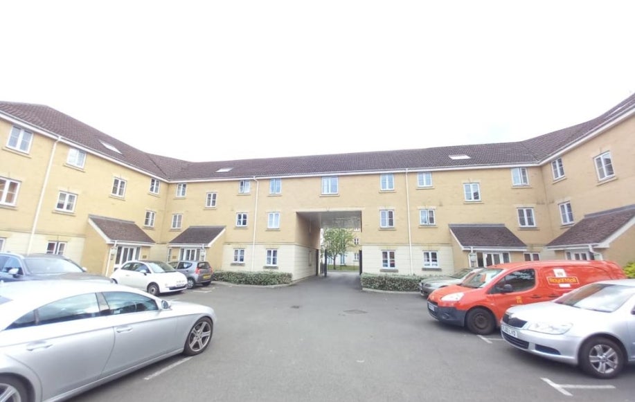Room bridge with lifts in Slough