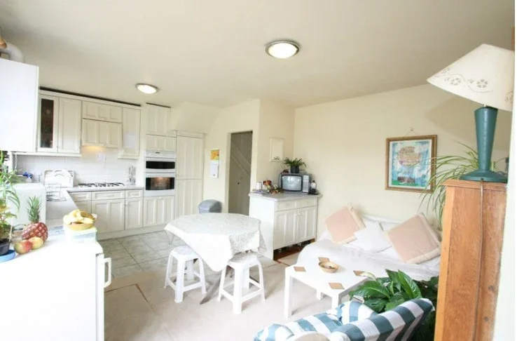 Room Hillcross Avenue in Greater London