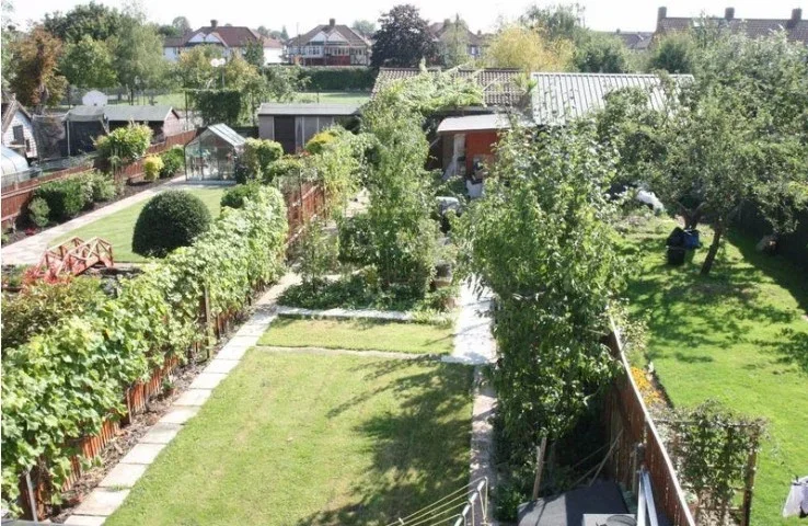 Room Hillcross Avenue in Greater London