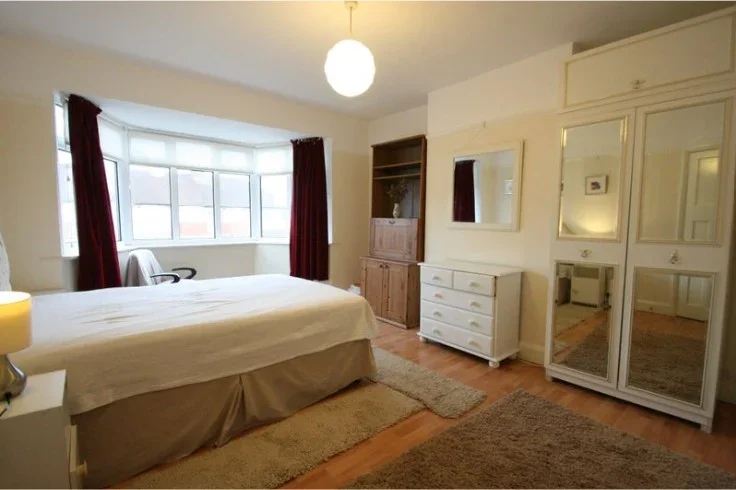 Room Hillcross Avenue in Greater London