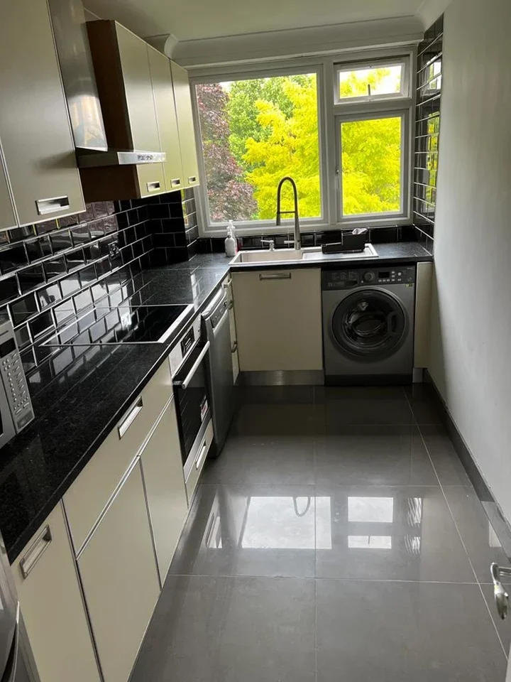 Flat Broomhill Road in Greater London