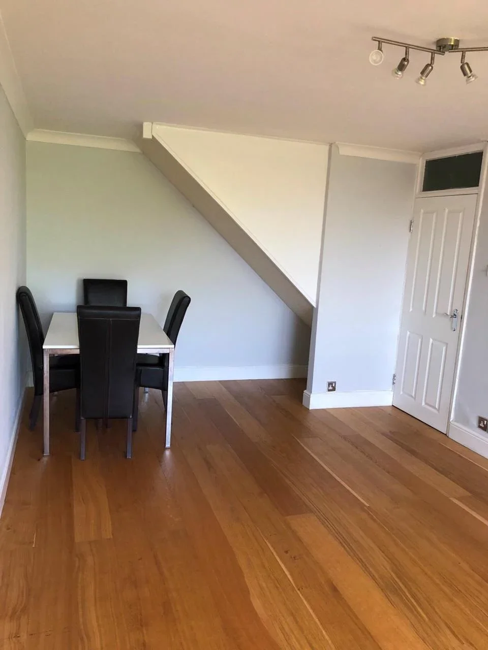 Flat Broomhill Road in Greater London