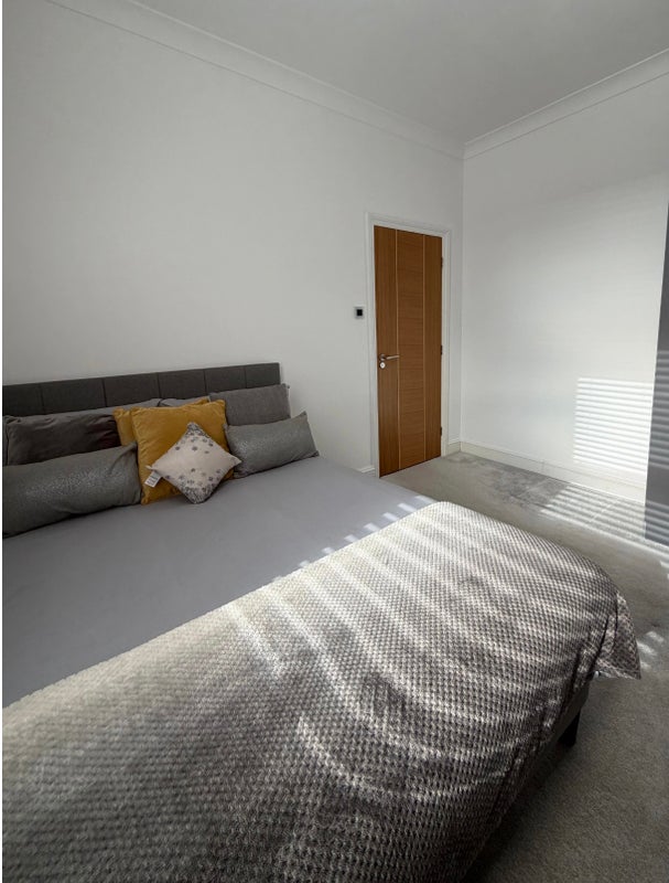 Room Fairland Road in Greater London