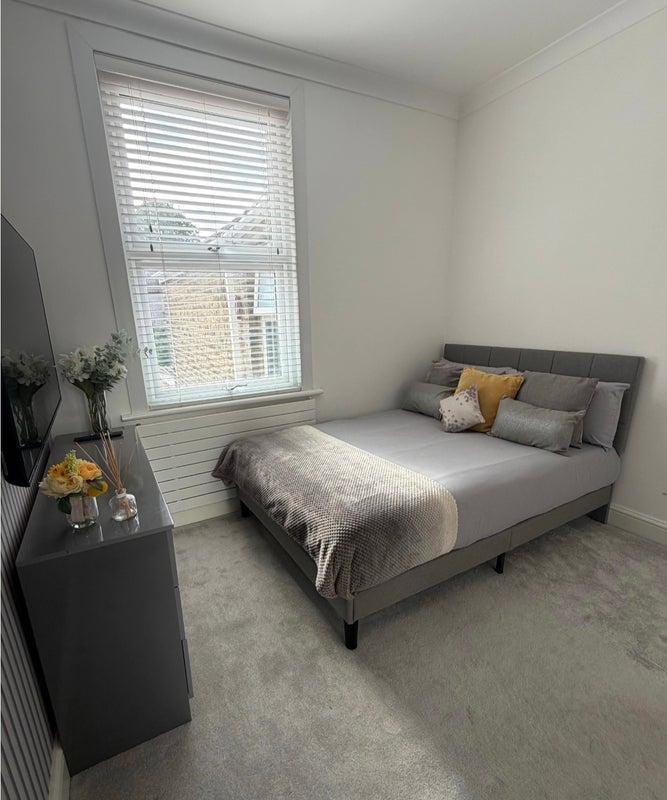 Room Fairland Road in Greater London