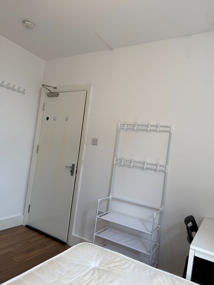 Room Frith Road in Greater London