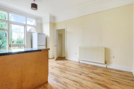 Flat Effingham Road in Walton on Thames