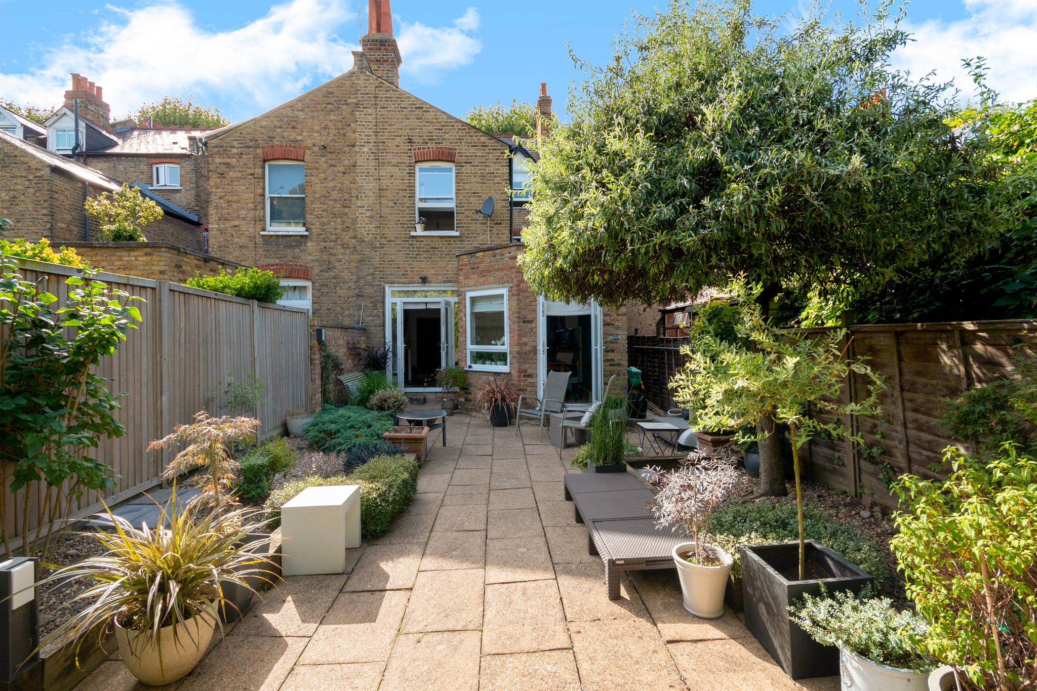 Flat Thornton Avenue in Greater London