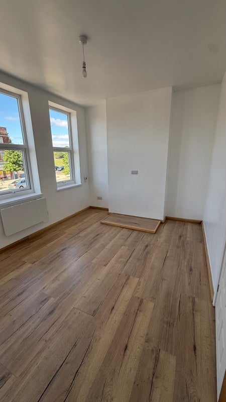 Flat Arnside Road in Bristol