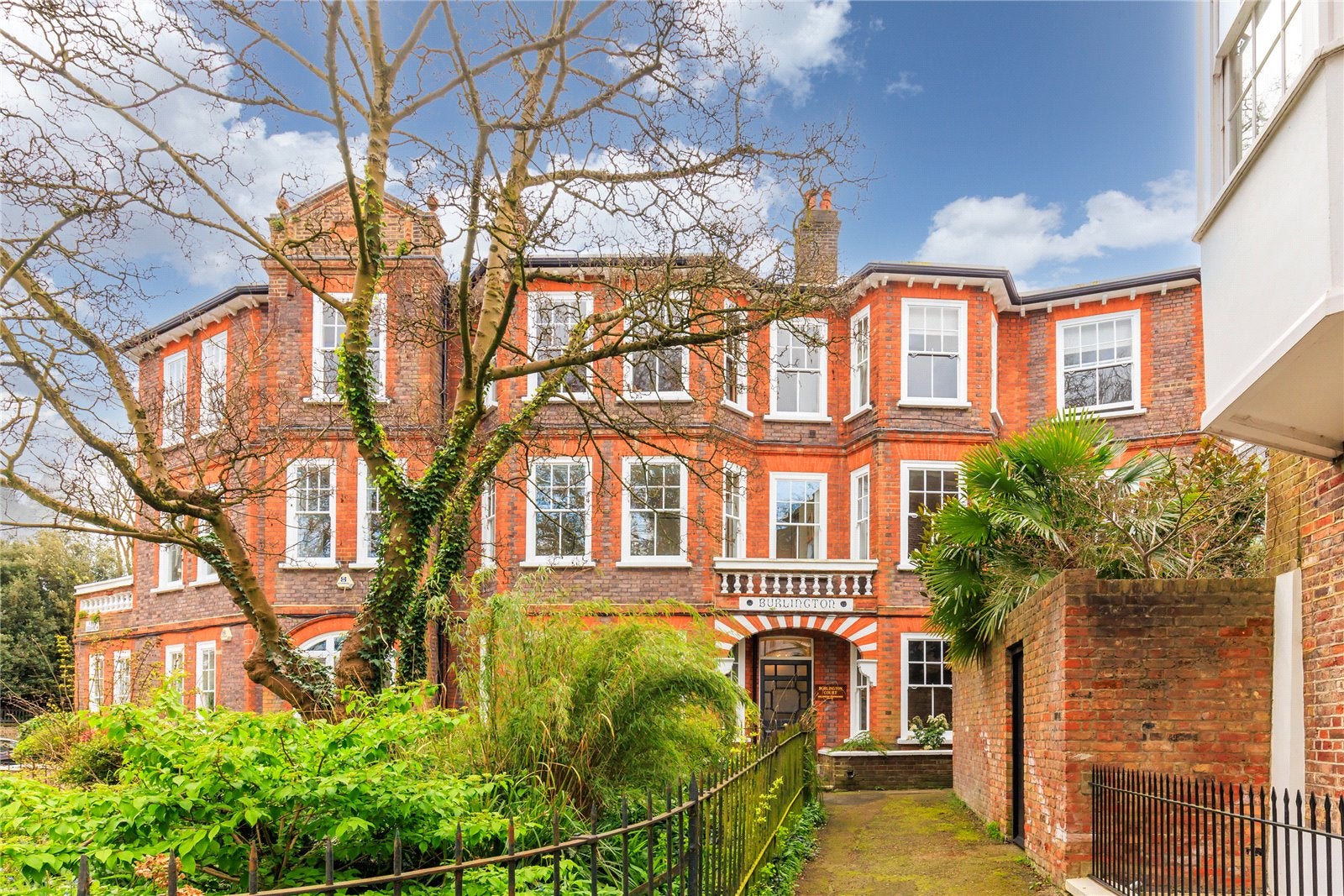 Flat Pond Square in Greater London