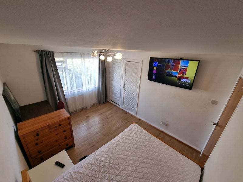 Room Milburn Crescent in Chelmsford