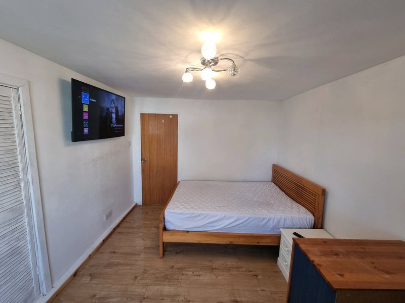 Room Milburn Crescent in Chelmsford